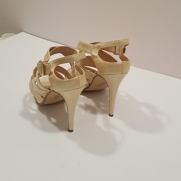 VIA ACCENTI Cream Strappy Shoes - Picture 3 of 5